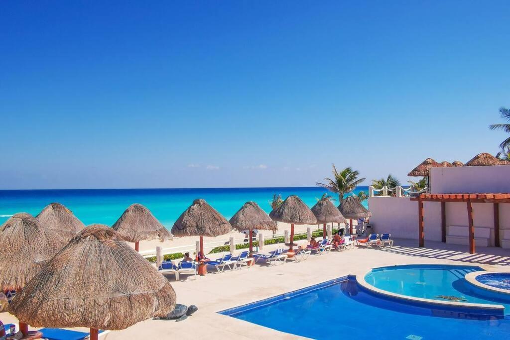 Villa Aurora Beautiful Beachfront Apartment Cancun Bagian luar foto
