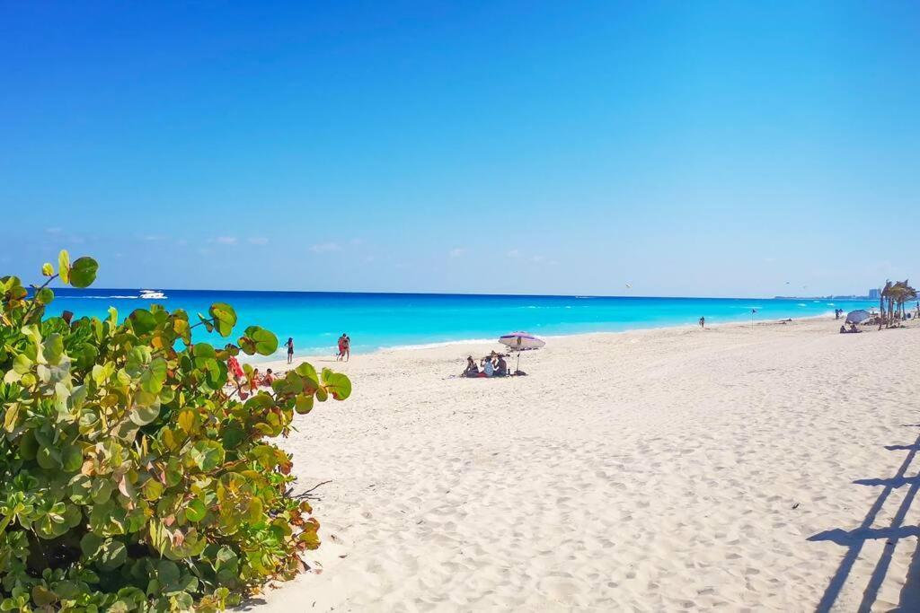 Villa Aurora Beautiful Beachfront Apartment Cancun Bagian luar foto