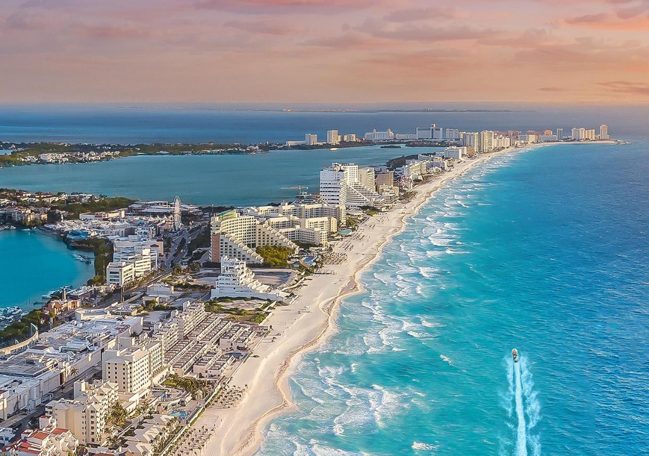 Villa Aurora Beautiful Beachfront Apartment Cancun Bagian luar foto